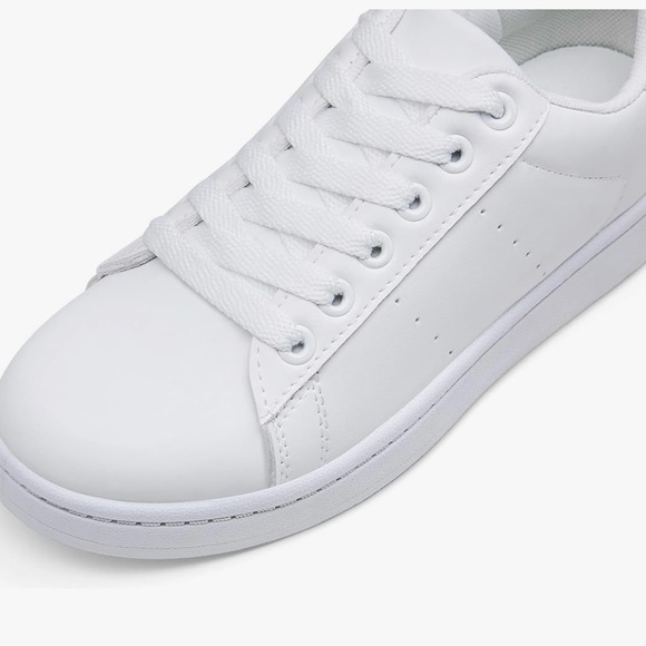 Trendy tennis shoes - Picture 3 of 13